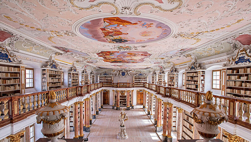 Ein Saal voller Prunk.