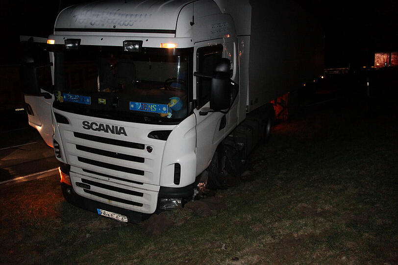 Bilder des Verkehrunfalls auf der B388, Höhe Trauperting im LKR Rottal.