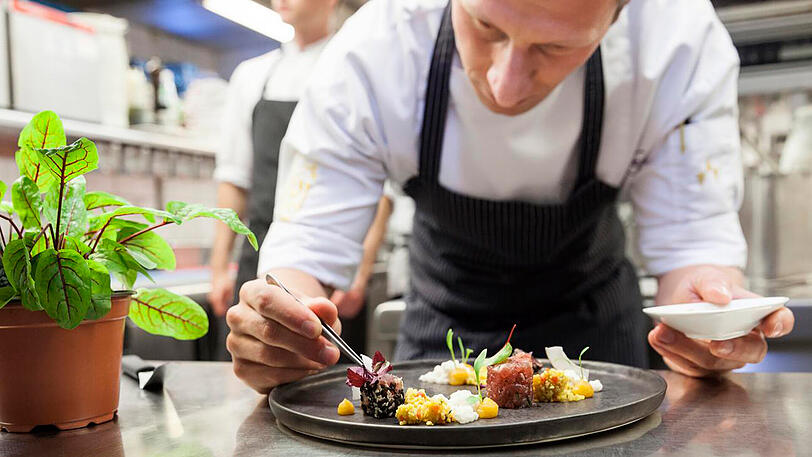 Im Gourmetrestaurant Aubergine, das mit einem Michelin Stern ausgezeichnet ist, inszenieren Maximilian Moser und sein Team außergewöhnliche Geschmackskreationen.