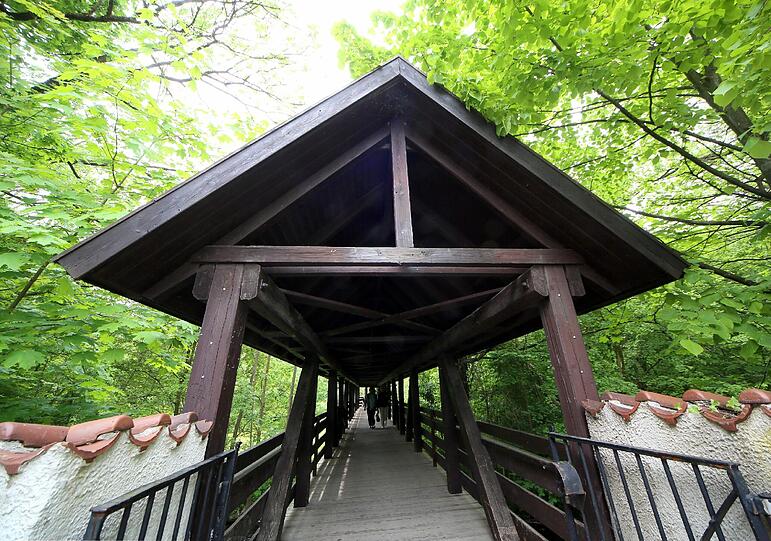 Trockenen Hauptes kann man die Brücke in Untermenzing überqueren.