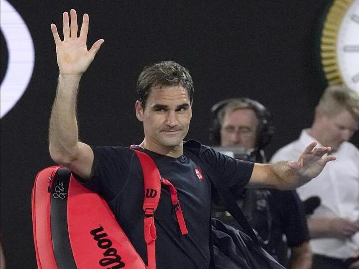 Roger Federer winkt nach der Niederlage ins Publikum.