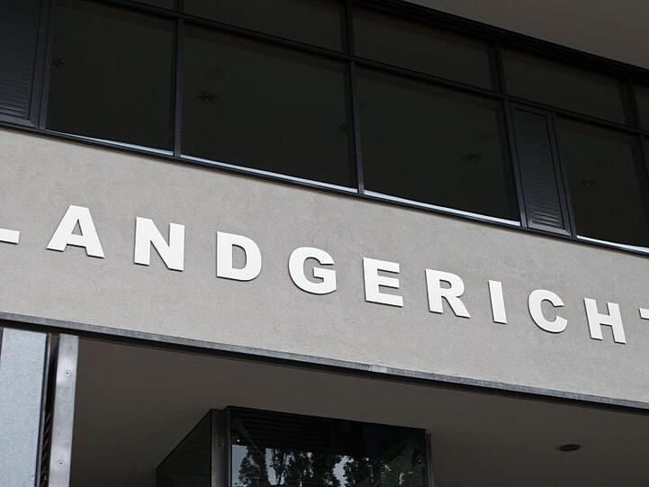 Blick auf den Schriftzug am Landgericht in Magebdurg.