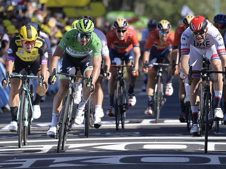 Peter Sagan (2.v.l) im Endspurt neben Alexander Kristoff (r) - Sagan belegt den vierten Platz.