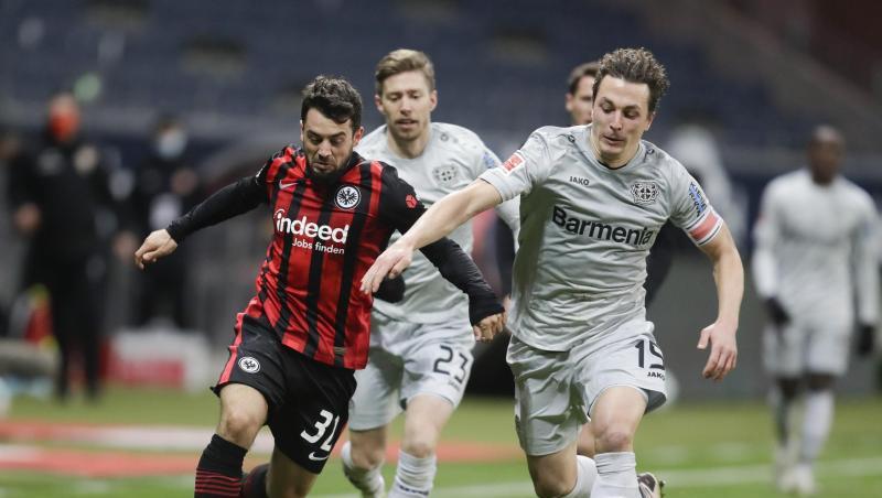 Frankfurts Amin Younes (l) im Zweikampf mit Leverkusens Julian Baumgartlinger.
