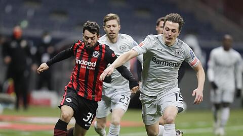 Frankfurts Amin Younes (l) im Zweikampf mit Leverkusens Julian Baumgartlinger.