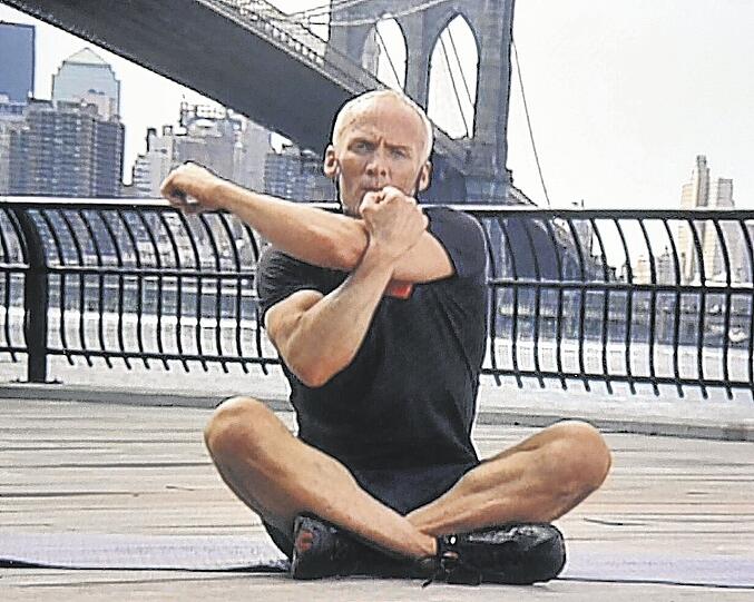 Vom Rechtsanwalt zum Fitness-Guru: David Kirsch &ndash; hier bei einer Übung vor der Brooklyn Bridge in seiner Heimatstadt New York &ndash; ist am Freitag beim exklusiven &bdquo;Audi Sports Day&ldquo; in Nürnberg zu Gast.