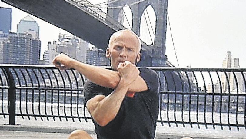 Vom Rechtsanwalt zum Fitness-Guru: David Kirsch – hier bei einer Übung vor der Brooklyn Bridge in seiner Heimatstadt New York – ist am Freitag beim exklusiven „Audi Sports Day“ in Nürnberg zu Gast. Vom Rechtsanwalt zum Fitness-Guru: David Kirsch – hier bei einer Übung vor der Brooklyn Bridge in seiner Heimatstadt New York – ist am Freitag beim exklusiven „Audi Sports Day“ in Nürnberg zu Gast.