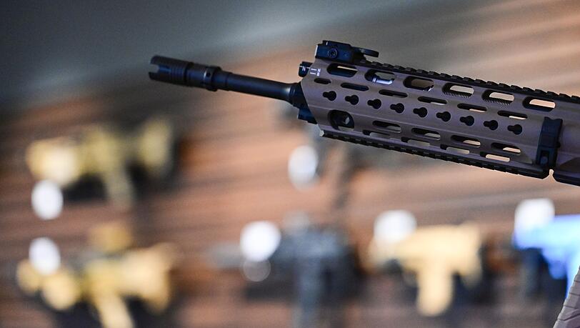 Ein Gewehr von Heckler & Koch in einem Ausstellungsraum der Firma in Oberndorf.