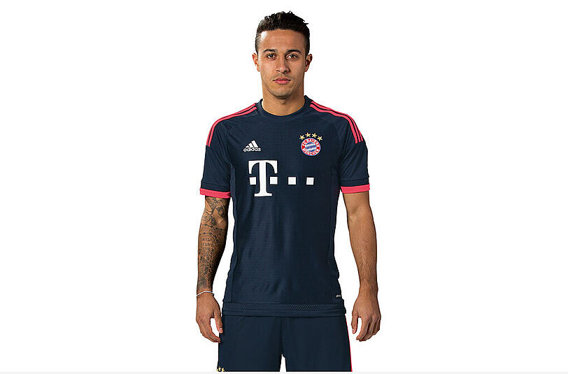 So sieht das Champions League Trikot für die Saison 15/16 aus. Die Bilder aus dem FCB-Onlineshop.
