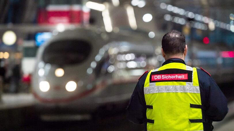 Nach einem Waffenfund an Bord eines ICEs wurde der Zug im Airport-Fernbahnhof Frankfurt gestoppt und geräumt. Der Zug war auf dem Weg von Dortmund nach München.