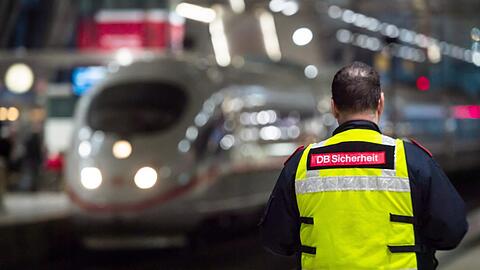 Nach einem Waffenfund an Bord eines ICEs wurde der Zug im Airport-Fernbahnhof Frankfurt gestoppt und geräumt. Der Zug war auf dem Weg von Dortmund nach München.