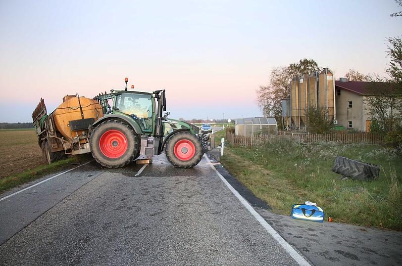 Bei einem Unfall mit einem Traktor sind am Samstag zwei Motorradfahrer ums Leben gekommen.