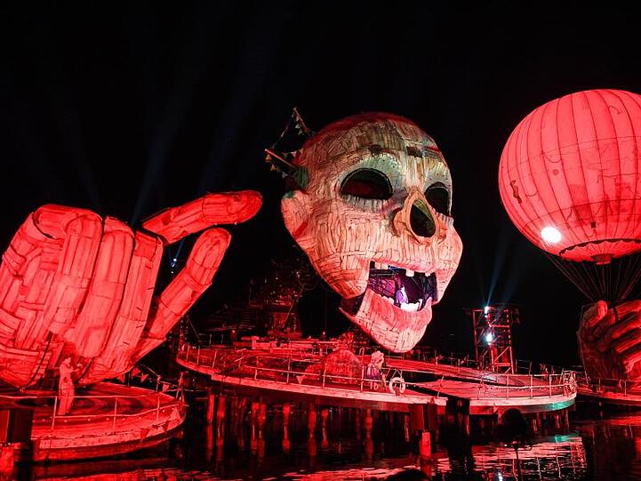 Eine Szene der Oper "Rigoletto" von Verdi bei der Fotoprobe auf der Seebühne im Rahmen der Bregenzer Festspiele. Foto: F. Kästle/Archiv