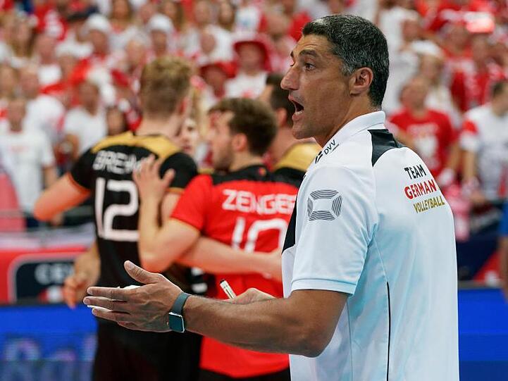 Trainer Andrea Giani will sich mit den deutschen Volleyballern für die Olympischen Spiele qualifizieren.