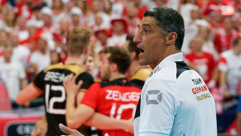 Trainer Andrea Giani will sich mit den deutschen Volleyballern für die Olympischen Spiele qualifizieren. Trainer Andrea Giani will sich mit den deutschen Volleyballern für die Olympischen Spiele qualifizieren.