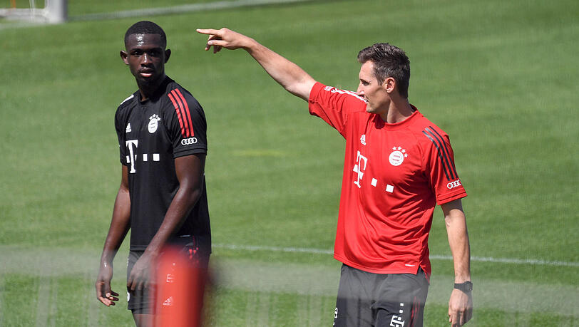 Hiobsbotschaft zum Trainingsstart: Neuzugang Tanguy Nianzou (l.), hier neben Co-Trainer Miroslav Klose, ist am Oberschenkel verletzt. Hiobsbotschaft zum Trainingsstart: Neuzugang Tanguy Nianzou (l.), hier neben Co-Trainer Miroslav Klose, ist am Oberschenkel verletzt.