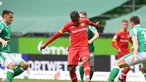Bremens Niklas Moisander (r) und Maximilian Eggestein (l) versuchen Leverkusens Leon Bailey (M) vom Ball zu trennen.