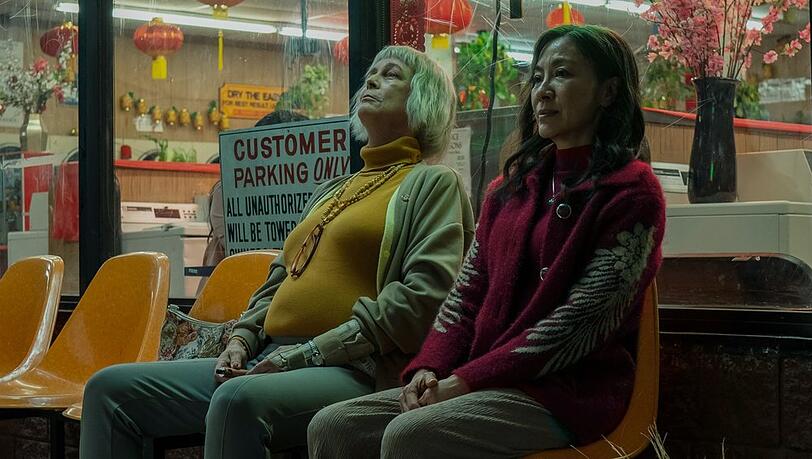 Sowohl Jamie Lee Curtis (li.) als auch Michelle Yeoh sind für einen Critics Choice Award nominiert.