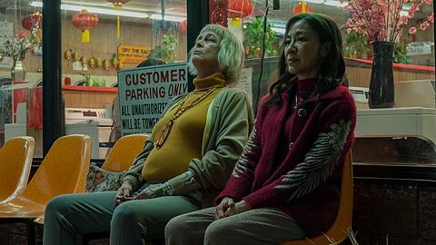 Sowohl Jamie Lee Curtis (li.) als auch Michelle Yeoh sind für einen Critics Choice Award nominiert.