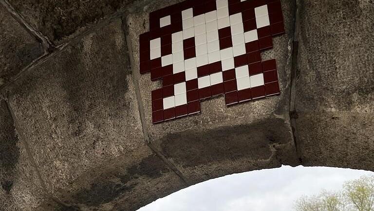 Gut versteckt: Ein klassicher "Invader" an der Wittelsbacher Brücke, gefunden von AZ-Leserin Christine Osiander. Gut versteckt: Ein klassicher "Invader" an der Wittelsbacher Brücke, gefunden von AZ-Leserin Christine Osiander.