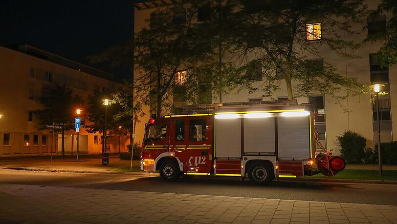 Feuerwehr vor einem Mietshaus an der Ecke Caroline-Herschel- und Lehrer-Wirth-Straße. In einem Lift sitzen mehrere Mieter fest. Feuerwehr vor einem Mietshaus an der Ecke Caroline-Herschel- und Lehrer-Wirth-Straße. In einem Lift sitzen mehrere Mieter fest.