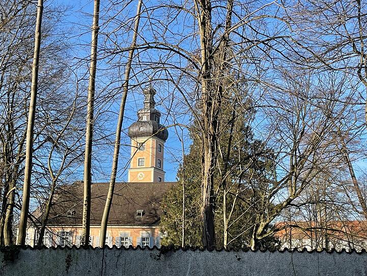 Sie bilden ein Ensemble: Planegger Schloss, Sitz der Familie von Hirsch, und die alte Schlosswirtschaft.