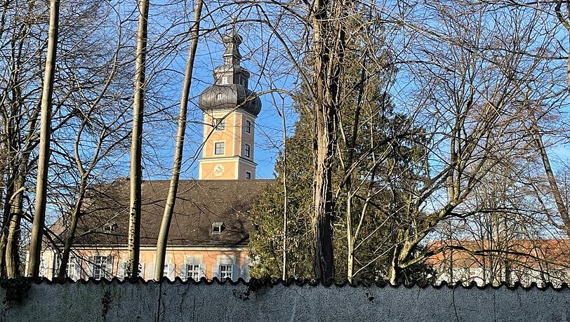 Sie bilden ein Ensemble: Planegger Schloss, Sitz der Familie von Hirsch, und die alte Schlosswirtschaft. Sie bilden ein Ensemble: Planegger Schloss, Sitz der Familie von Hirsch, und die alte Schlosswirtschaft.