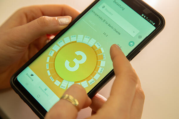 Mit Apps wie Pollen+ können Nutzer personalisierte Pollenflugvorhersagen erhalten und ihre Allergiesymptome basierend auf den gemeldeten Pollendaten verwalten. (zu dpa: «Allergie-Saison: Welche Pollenflug-App hilft am besten?») Mit Apps wie Pollen+ können Nutzer personalisierte Pollenflugvorhersagen erhalten und ihre Allergiesymptome basierend auf den gemeldeten Pollendaten verwalten. (zu dpa: «Allergie-Saison: Welche Pollenflug-App hilft am besten?»)