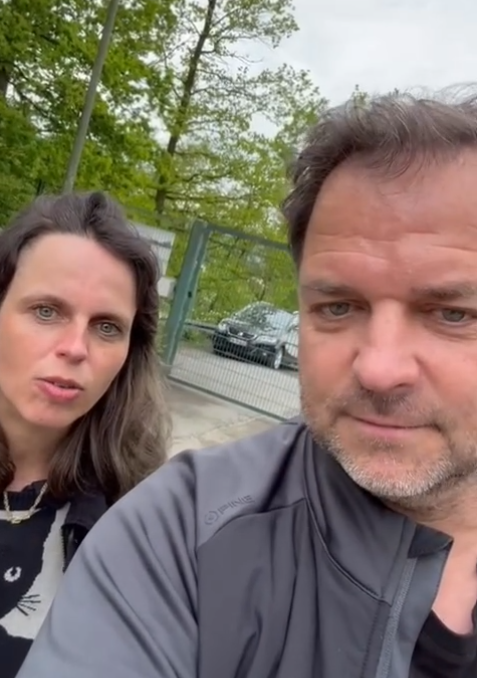 Martin Rütter schwärmt in höchsten Tönen von seiner Podcast-Kollegin Katharina Adick. Martin Rütter schwärmt in höchsten Tönen von seiner Podcast-Kollegin Katharina Adick.