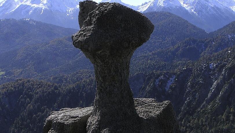 Der rund zehn Meter hohe Dolomit-Felsturm der „Steinernen Agnes“ zählt zu Bayerns schönsten Geotopen und ist zugleich ein Nationales Geotop. Der rund zehn Meter hohe Dolomit-Felsturm der „Steinernen Agnes“ zählt zu Bayerns schönsten Geotopen und ist zugleich ein Nationales Geotop.