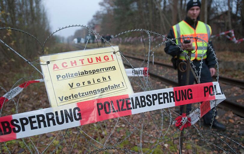 Der umstrittene Castor-Transport hat einen Zwischenstopp im französischen Remilly eingelegt - In Deutschland haben sich die Atom-Gegner schon formiert.