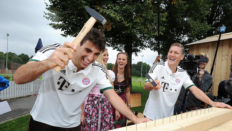 Das neue Wiesn-Trikot des FC Bayern für das Oktoberfest 2013: Die Bilder von der offiziellen Präsentation Das neue Wiesn-Trikot des FC Bayern für das Oktoberfest 2013: Die Bilder von der offiziellen Präsentation