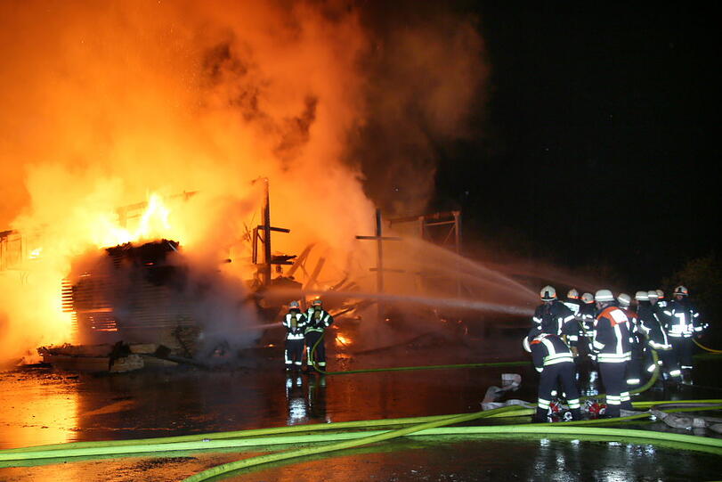 Die Halle, in der Holz und Maschinen gelagert waren, ist bei dem Feuer komplett zerstört worden.