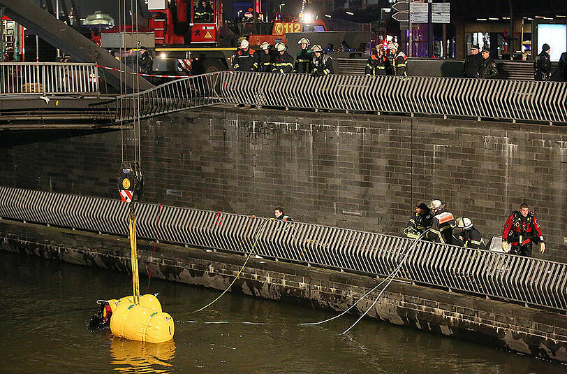 In Hamburg ist ein Pkw von einer Brücke in die Elbe gestürzt, ein Insasse kam dabei ums Leben. Die Bilder von der Bergung.