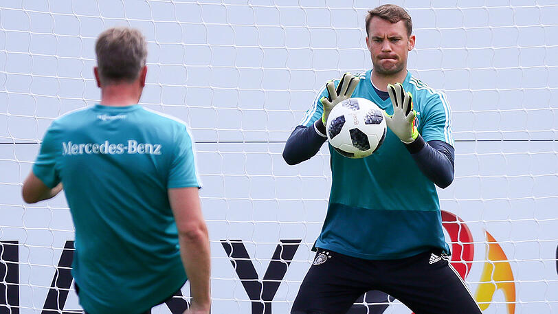 DFB-Keeper Manuel Neuer (rechts) und Torwarttrainer Andreas Köpke beim Mannschaftstraining.