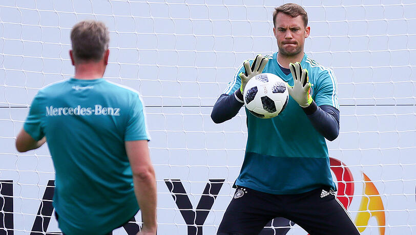 DFB-Keeper Manuel Neuer (rechts) und Torwarttrainer Andreas Köpke beim Mannschaftstraining. DFB-Keeper Manuel Neuer (rechts) und Torwarttrainer Andreas Köpke beim Mannschaftstraining.