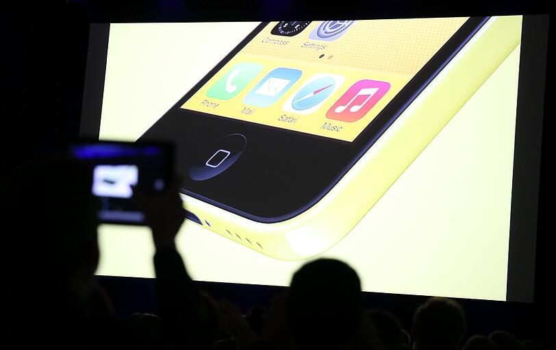 Apple hat erstmals ein neues günstigeres iPhone-Modell vorgestellt. Das Gerät heißt wie erwartet iPhone 5C und hat ein Gehäuse aus Plastik in bunten Farben. Die Bilder aus dem Berliner Apple-Store.