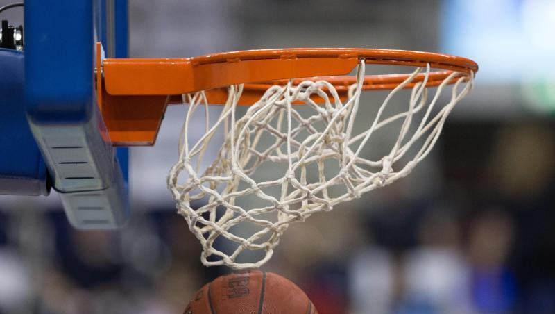 Ein Basketball fällt durch das Netz vom Basketballkorb. Foto: Lukas Schulze/dpa/Archiv/Symbolbild
