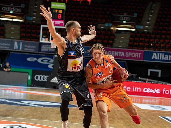 Dylan Osetkowski (r) von ratiopharm Ulm versucht am Crailsheimer Dejan Kovacevic vorbeizukommen.
