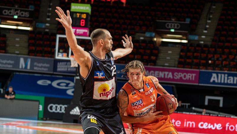 Dylan Osetkowski (r) von ratiopharm Ulm versucht am Crailsheimer Dejan Kovacevic vorbeizukommen. Dylan Osetkowski (r) von ratiopharm Ulm versucht am Crailsheimer Dejan Kovacevic vorbeizukommen.