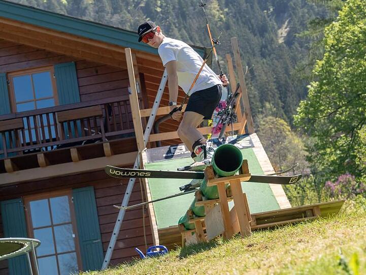 Ski-Freestyler David Zehentner baute sich Rails und eine Schanze im Garten seines Elternhauses.