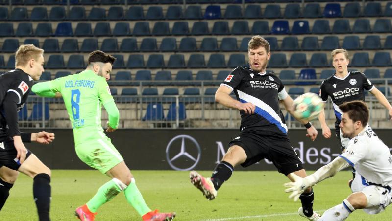 Renato Steffen (2.vl) war Wolfsburgs Matchwinner in Bielefeld.