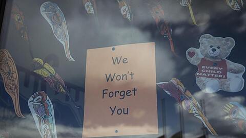 "Wir werden Euch nicht vergessen" steht auf einem Plakat im Fenster einer Schule in British Columbia, nachdem dort die Überreste von 215 Kindern gefunden worden waren. Nun sind in Zentralkanada 751 unmarkierte Gräber entdeckt worden.