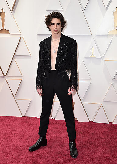 Timothee Chalamet hat offenbar einen Teil seines Outfits vergessen. Nackig zu den Oscars ist ein No-Go.
