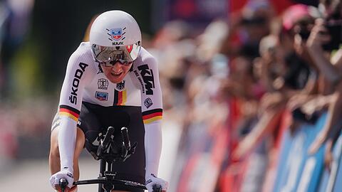 Lisa Brennauer (Deutschland) bei der Zieleinfahrt.