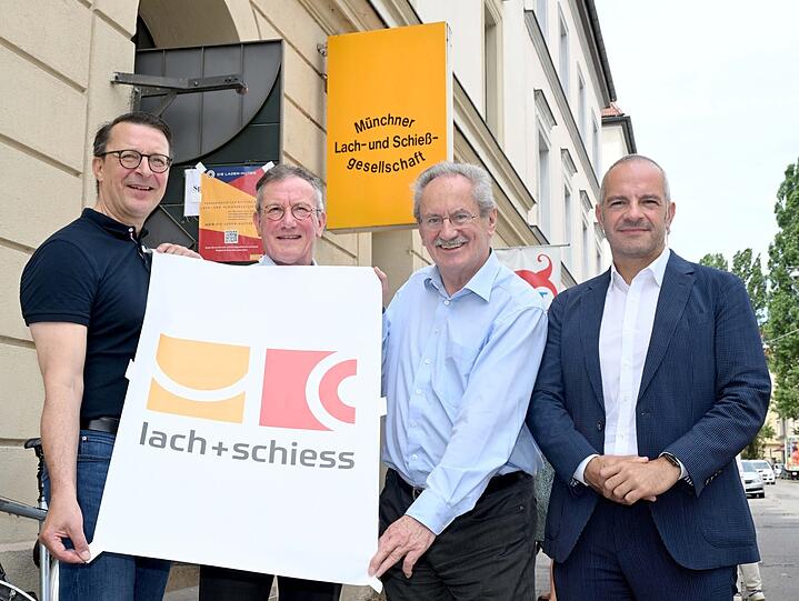 Schon einmal ein Neustart vor einem Jahr: Christian Schultz (li), Interimsgeschäftsführer der Münchner Lach- und Schießgesellschaft, Christian Ude (2.v.r.), Gesellschafter, Ulrich Spandau und Rolf Pohlmann (r), Insolvenzverwalter am alten Standort.