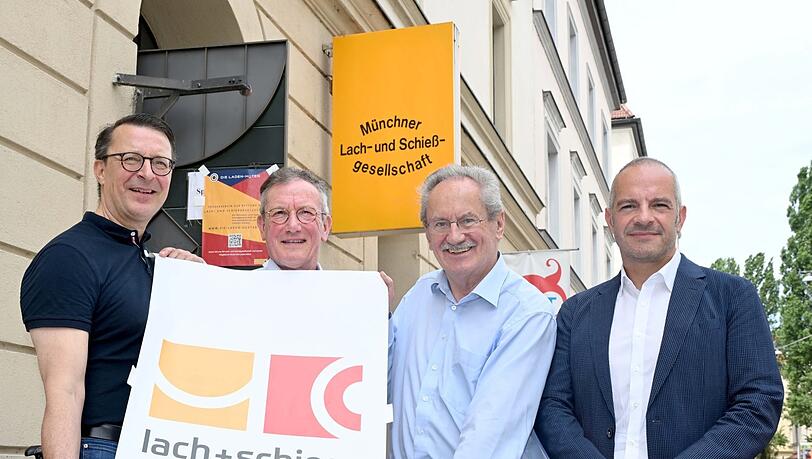 Schon einmal ein Neustart vor einem Jahr: Christian Schultz (li), Interimsgeschäftsführer der Münchner Lach- und Schießgesellschaft, Christian Ude (2.v.r.), Gesellschafter, Ulrich Spandau und Rolf Pohlmann (r), Insolvenzverwalter am alten Standort.