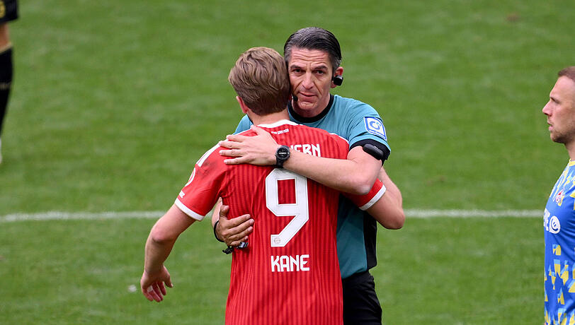 Harry Kane mit Schiedsrichter Deniz Aytekin, der sein letztes Spiel gepfiffen hat.