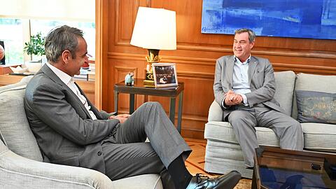 In Athen wird S&ouml;der von Ministerpr&auml;sident Mitsotakis empfangen - beide kennen sich seit vielen Jahren.