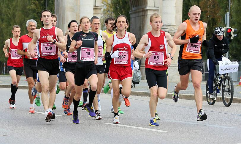 Ein Marathon bringt den Körper an die Grenze - und manchmal darüber hinaus. Daher ist es wichtig, sich danach behutsam wieder aufzubauen.
